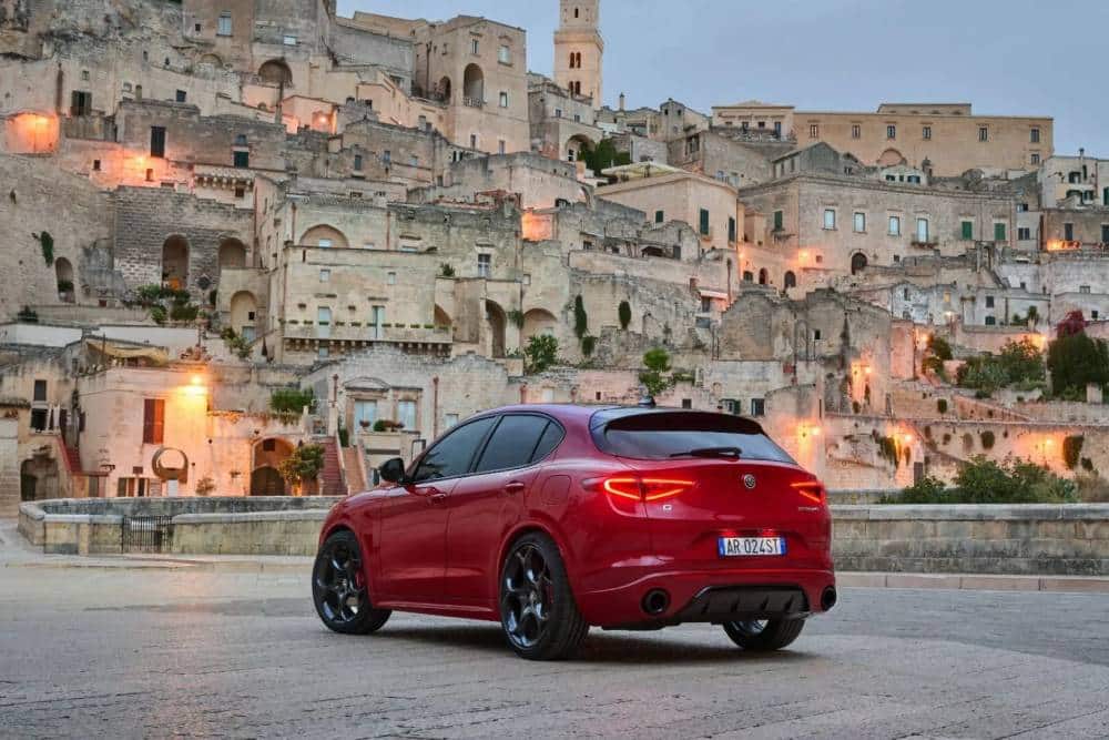 https://autogreeknews.gr/wp-content/uploads/2023/11/Alfa-Romeo-Stelvio-Tributo-Italiano-4-2048x1366-1.jpg