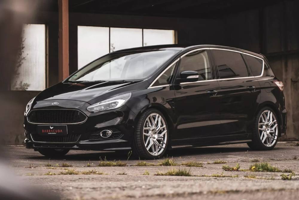 https://autogreeknews.gr/wp-content/uploads/2023/11/Ford-S-Max-With-Barracuda-Dragoon-Wheels-4-2048x13-1.jpg