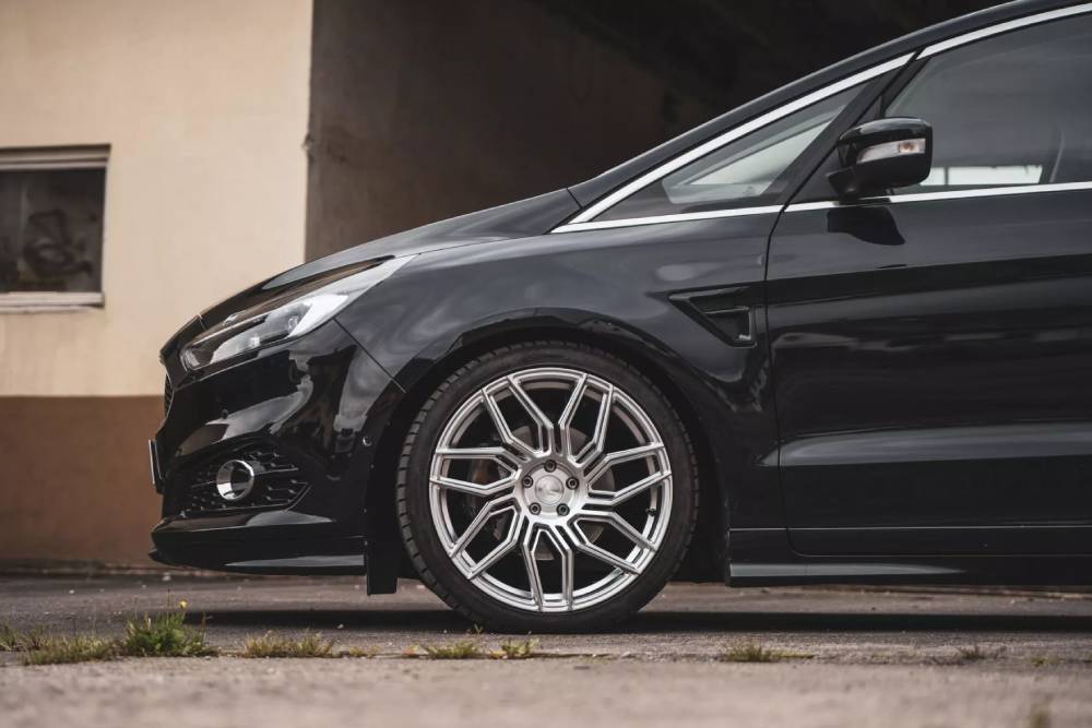 https://autogreeknews.gr/wp-content/uploads/2023/11/Ford-S-Max-With-Barracuda-Dragoon-Wheels-7-2048x13-1.jpg