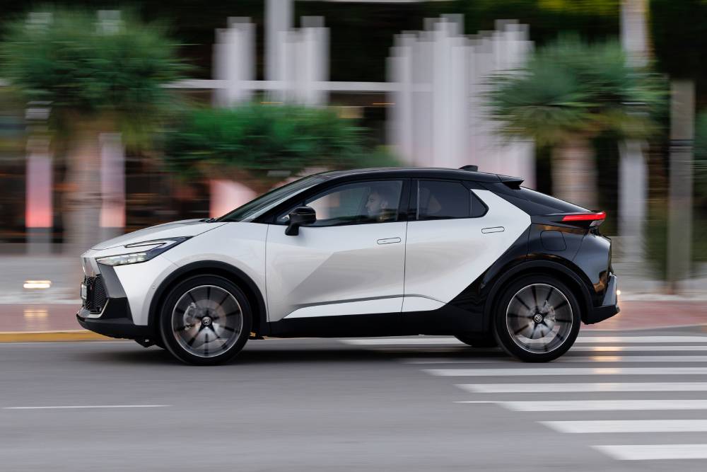 https://autogreeknews.gr/wp-content/uploads/2023/11/Toyota_C-HR-320-1.jpg