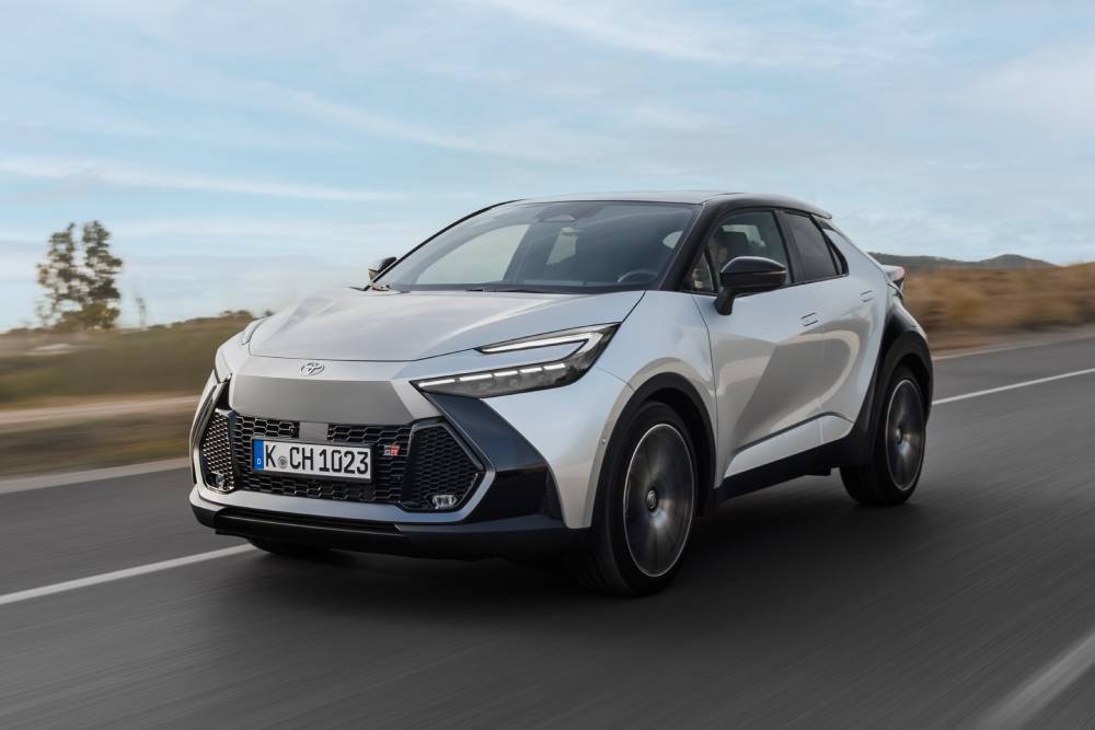 https://autogreeknews.gr/wp-content/uploads/2023/11/Toyota_C-HR-321-1.jpg