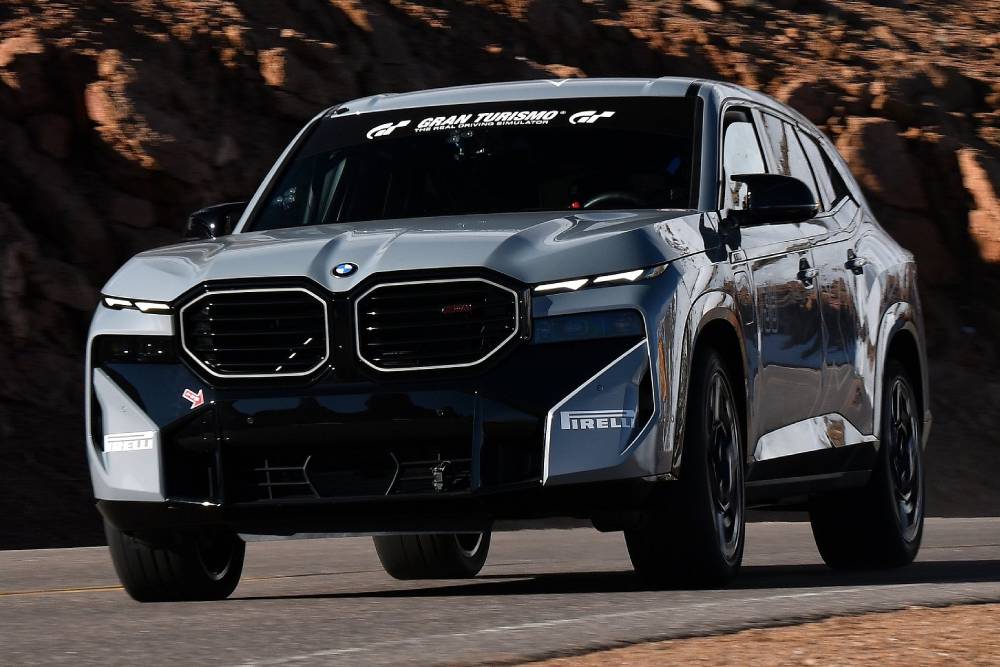https://autogreeknews.gr/wp-content/uploads/2023/11/bmw-xm-red-label-pikes-peak-record-1.jpg