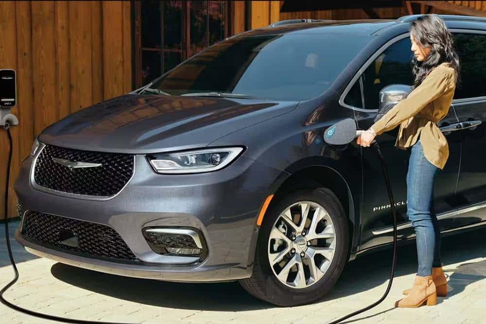 https://autogreeknews.gr/wp-content/uploads/2023/11/chrysler-pacifica-e-hybrid-03.jpg