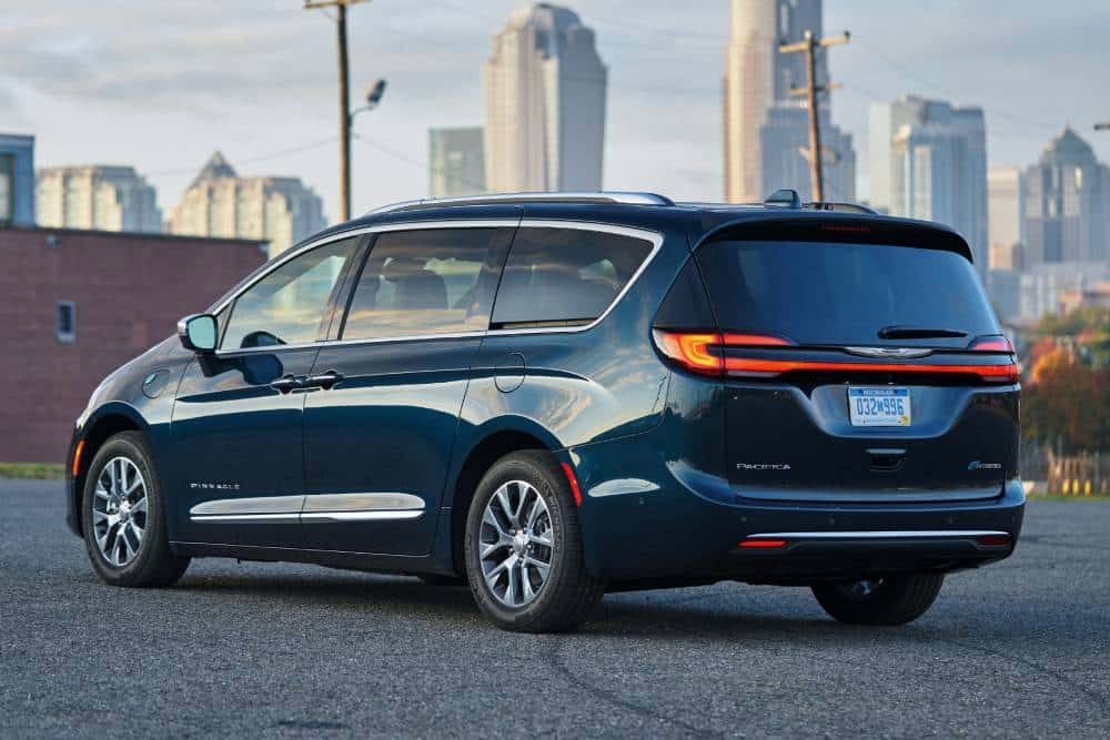https://autogreeknews.gr/wp-content/uploads/2023/11/chrysler_pacifica_hybrid_pinnacle_4.jpg