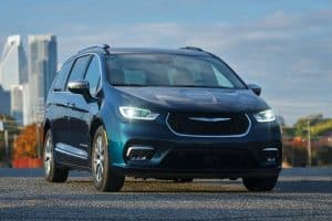 New headlamps on the 2021 Chrysler Pacifica Pinnacle Hybrid are crafted with a more aggressive, linear design, and larger and more deeply sculpted LED fog lamp bezels add visual energy and complement the sportiness of the overall design.