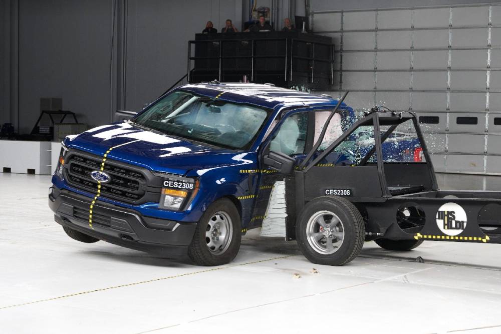 https://autogreeknews.gr/wp-content/uploads/2023/11/iihs-rear-passenger-safety-pickup-04.jpg