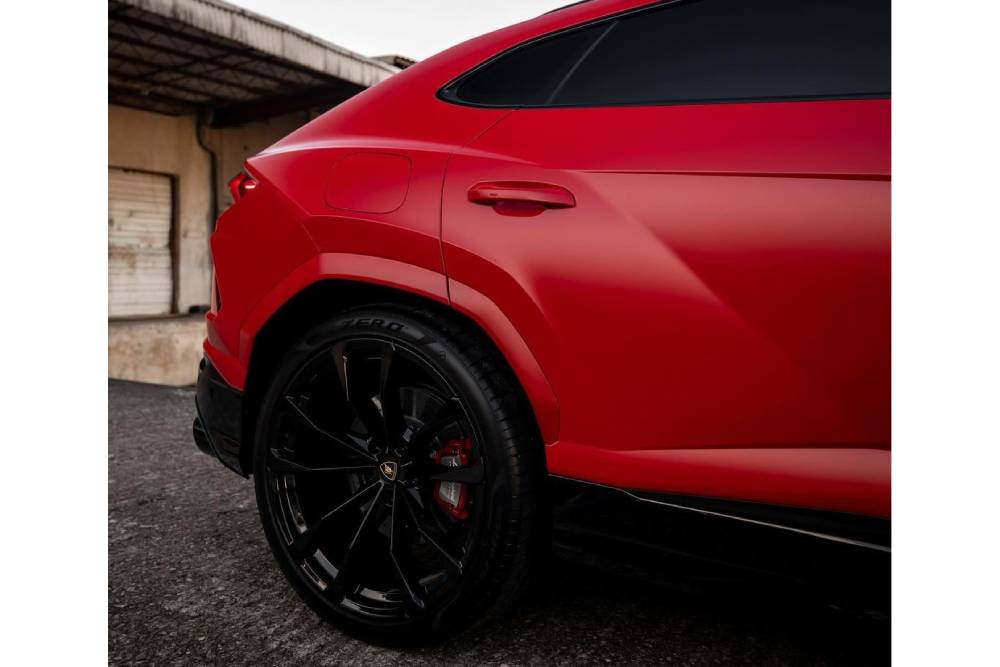 https://autogreeknews.gr/wp-content/uploads/2023/11/lamborghini-urus-dresses-up-as-little-red-riding-h-3.jpg