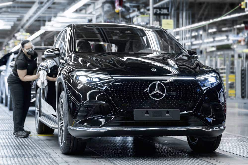 https://autogreeknews.gr/wp-content/uploads/2023/11/mercedes-eqs-suv-production-will-be-moved-to-germa-2.jpg