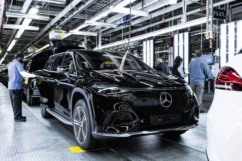 https://autogreeknews.gr/wp-content/uploads/2023/11/mercedes-eqs-suv-production-will-be-moved-to-germa-4.jpg