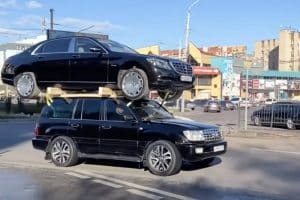 only-in-russia-toyota-land-cruiser-carries-a-merce (1)