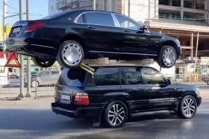 only-in-russia-toyota-land-cruiser-carries-a-merce (2)