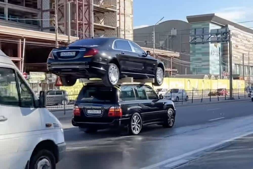 https://autogreeknews.gr/wp-content/uploads/2023/11/only-in-russia-toyota-land-cruiser-carries-a-merce-3.jpg