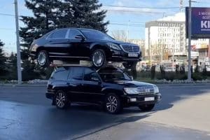 only-in-russia-toyota-land-cruiser-carries-a-merce