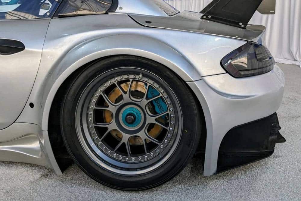 https://autogreeknews.gr/wp-content/uploads/2023/11/road-legal-bmw-z4-gt3-mercedes-v12-3.jpg