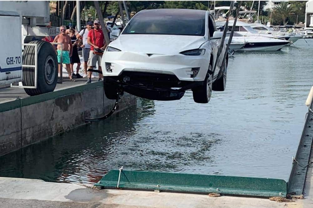 https://autogreeknews.gr/wp-content/uploads/2023/11/tesla-model-x-on-fire-after-being-fully-submerged-2.jpg