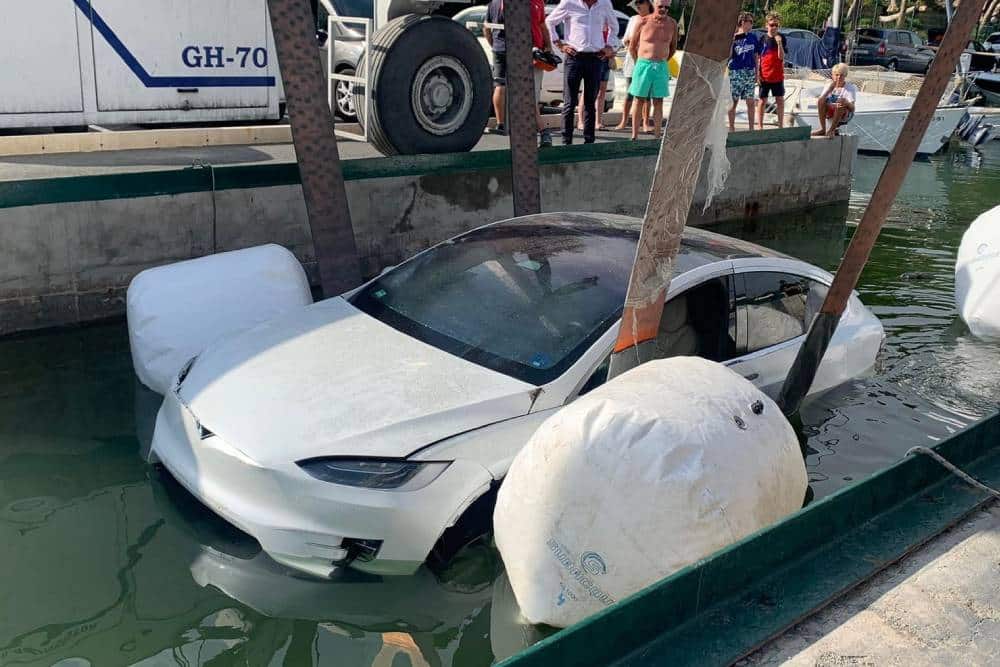 https://autogreeknews.gr/wp-content/uploads/2023/11/tesla-model-x-on-fire-after-being-fully-submerged-4.jpg
