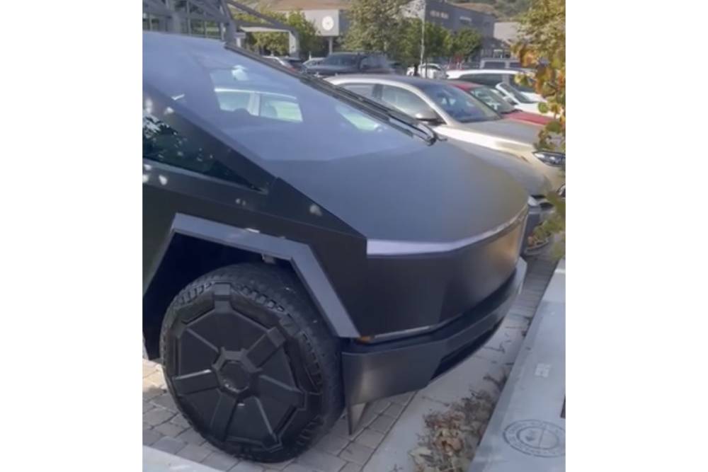 https://autogreeknews.gr/wp-content/uploads/2023/11/the-first-stealth-matte-black-cybertruck-was-spott-2.jpg