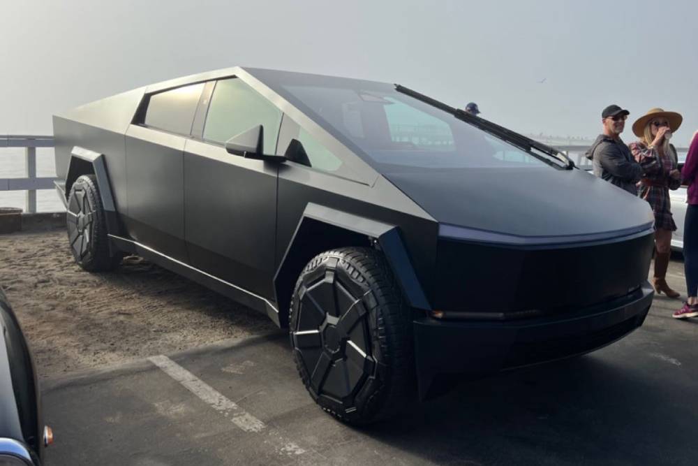 https://autogreeknews.gr/wp-content/uploads/2023/11/the-first-stealth-matte-black-cybertruck-was-spott-4.jpg
