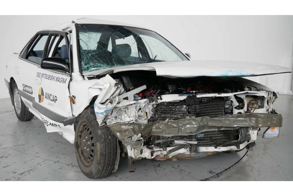 https://autogreeknews.gr/wp-content/uploads/2023/12/1993-mitsubishi-magna-ancap-crash-test-1.jpg