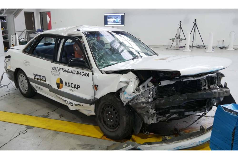 https://autogreeknews.gr/wp-content/uploads/2023/12/1993-mitsubishi-magna-ancap-crash-test-2.jpg