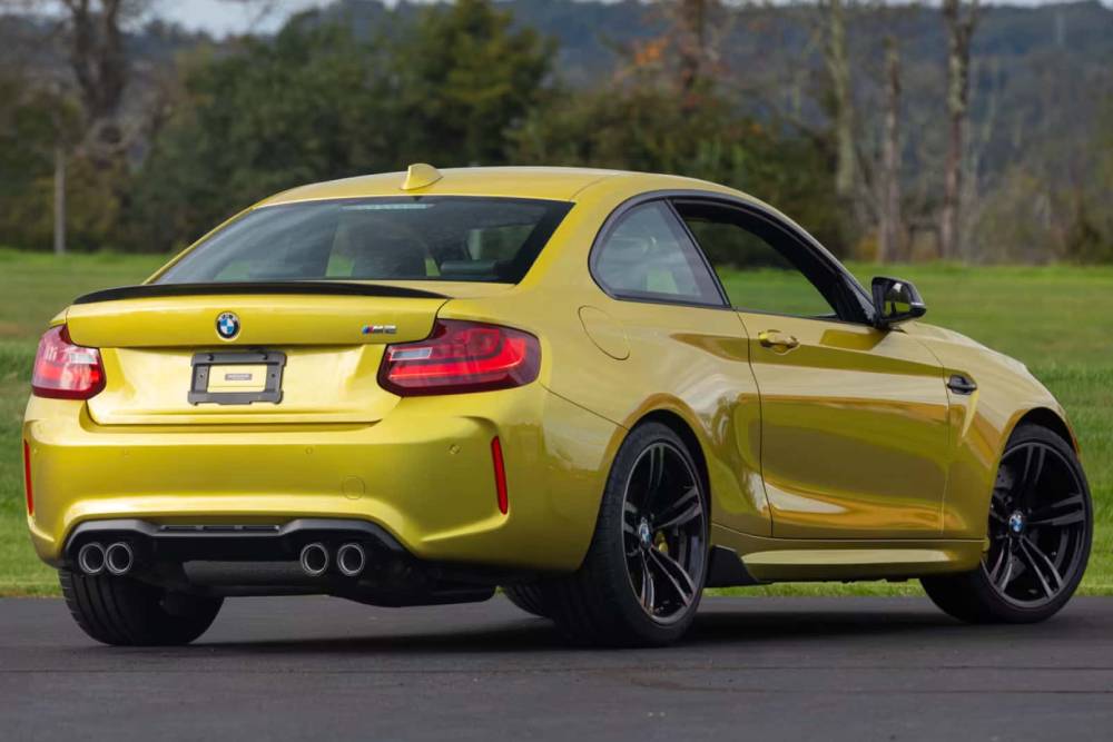 https://autogreeknews.gr/wp-content/uploads/2023/12/2017-bmw-m2-austin-yellow-1.jpg