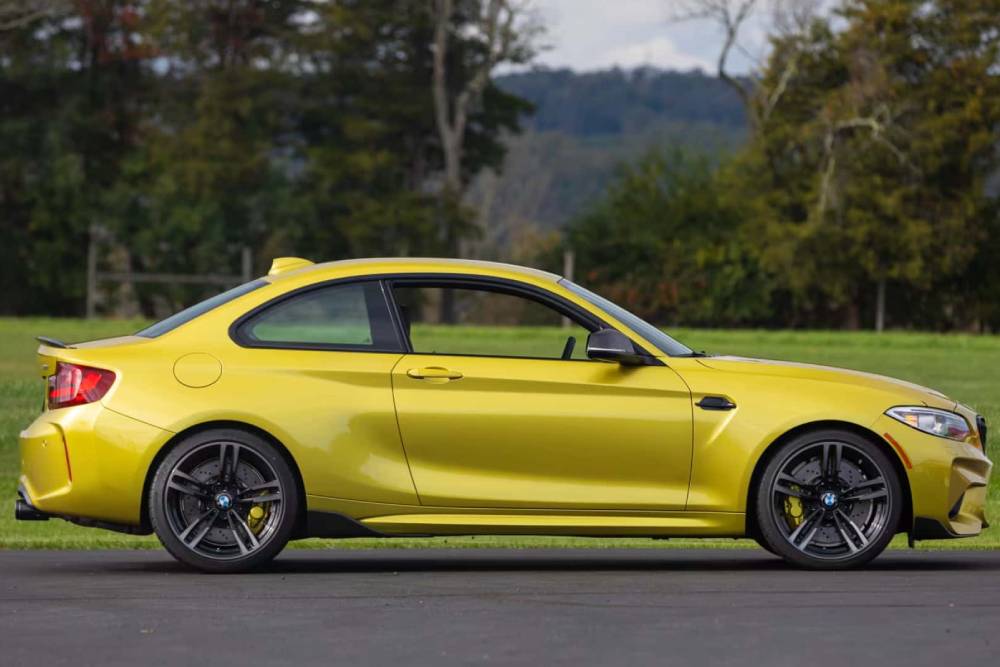 https://autogreeknews.gr/wp-content/uploads/2023/12/2017-bmw-m2-austin-yellow-2.jpg