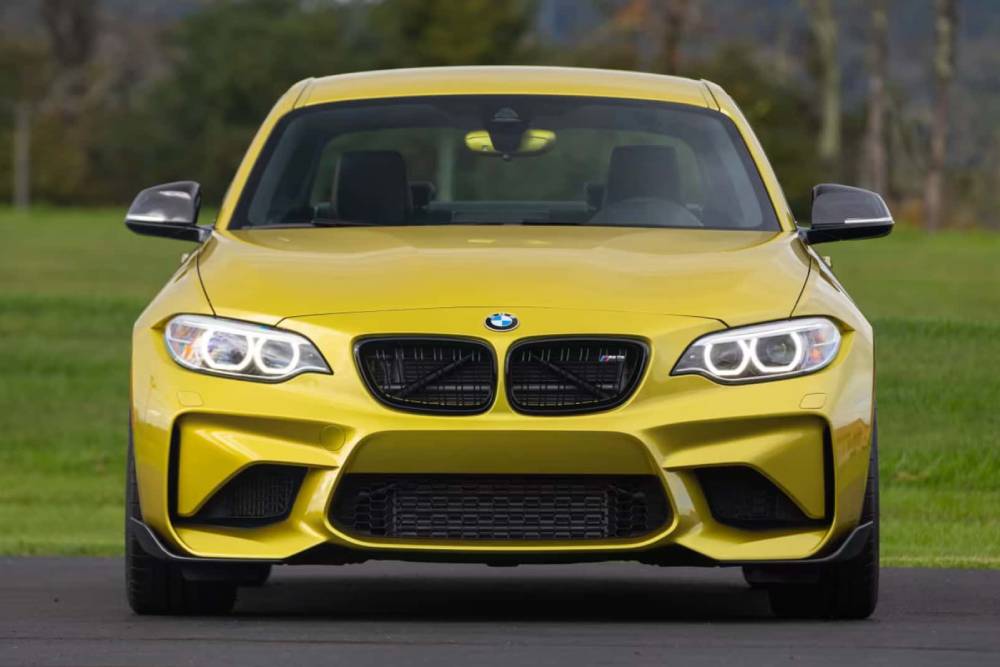 https://autogreeknews.gr/wp-content/uploads/2023/12/2017-bmw-m2-austin-yellow-3.jpg