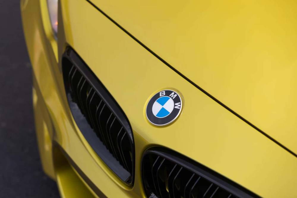 https://autogreeknews.gr/wp-content/uploads/2023/12/2017-bmw-m2-austin-yellow-5.jpg