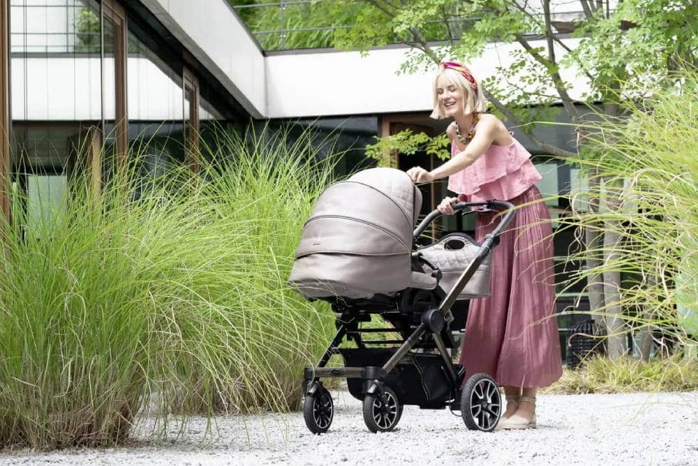 https://autogreeknews.gr/wp-content/uploads/2023/12/2023-Mercedes-Hartan-Stroller-3-2048x1367-1.jpg
