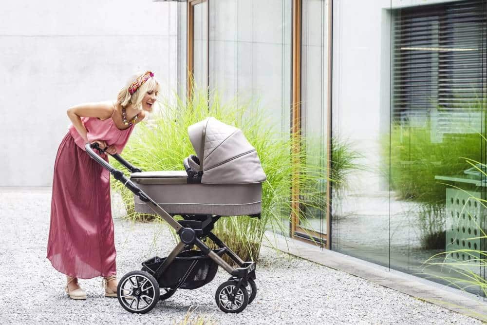 https://autogreeknews.gr/wp-content/uploads/2023/12/2023-Mercedes-Hartan-Stroller-4-2048x1367-1.jpg
