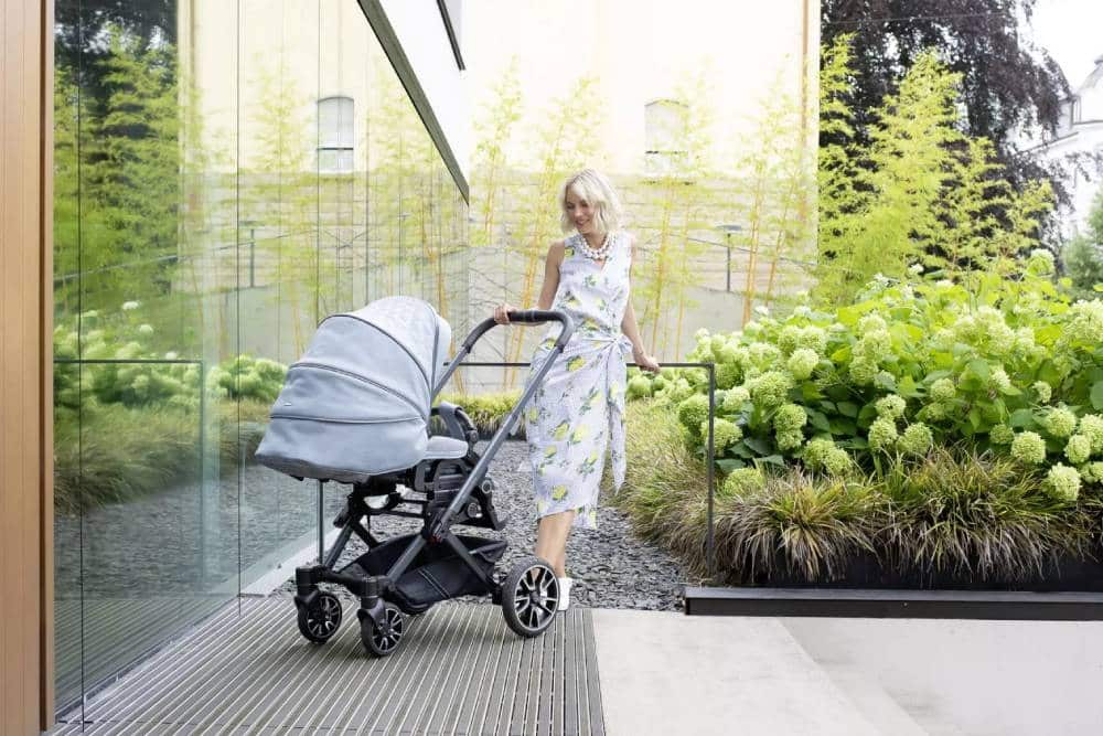 https://autogreeknews.gr/wp-content/uploads/2023/12/2023-Mercedes-Hartan-Stroller-6-2048x1382-1.jpg