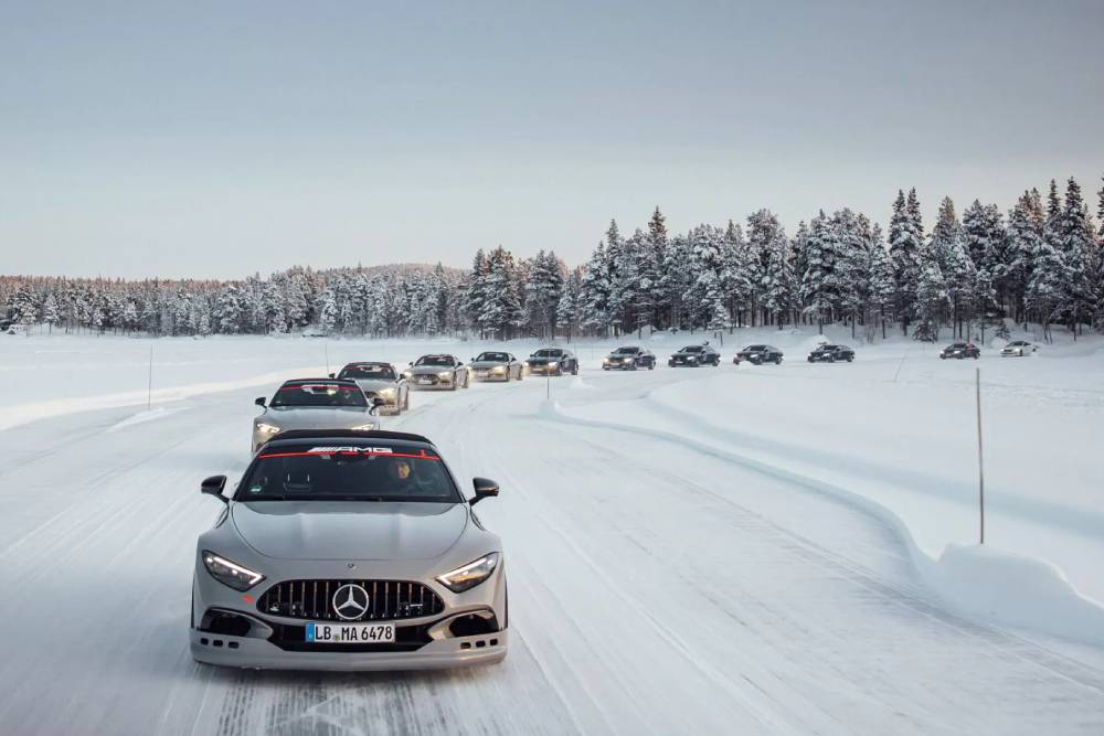 https://autogreeknews.gr/wp-content/uploads/2023/12/AMG-ice-driving-00002-2048x1366-1.jpg