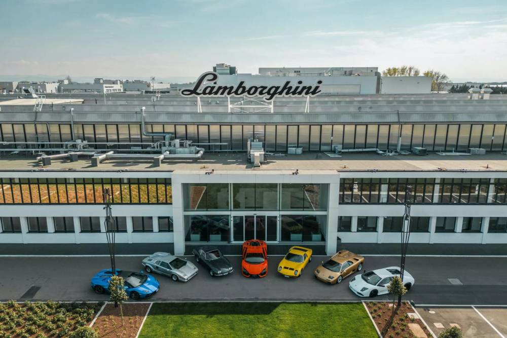 https://autogreeknews.gr/wp-content/uploads/2023/12/Lamborghini-factory-00002-2048x1536-1.jpg