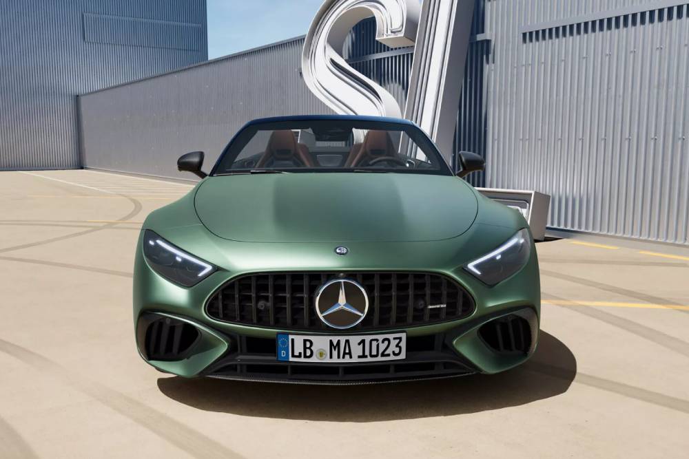 https://autogreeknews.gr/wp-content/uploads/2023/12/Mercedes-SL-63-S-E-Performance-PHEV-00001-2048x136-1.jpg