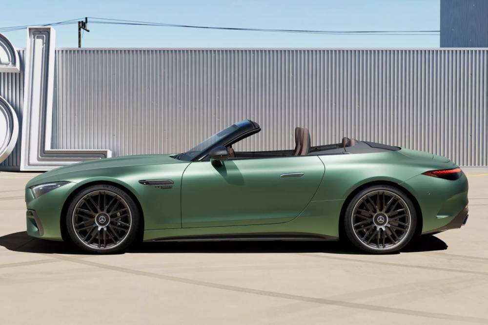 https://autogreeknews.gr/wp-content/uploads/2023/12/Mercedes-SL-63-S-E-Performance-PHEV-00003-2048x125-1.jpg