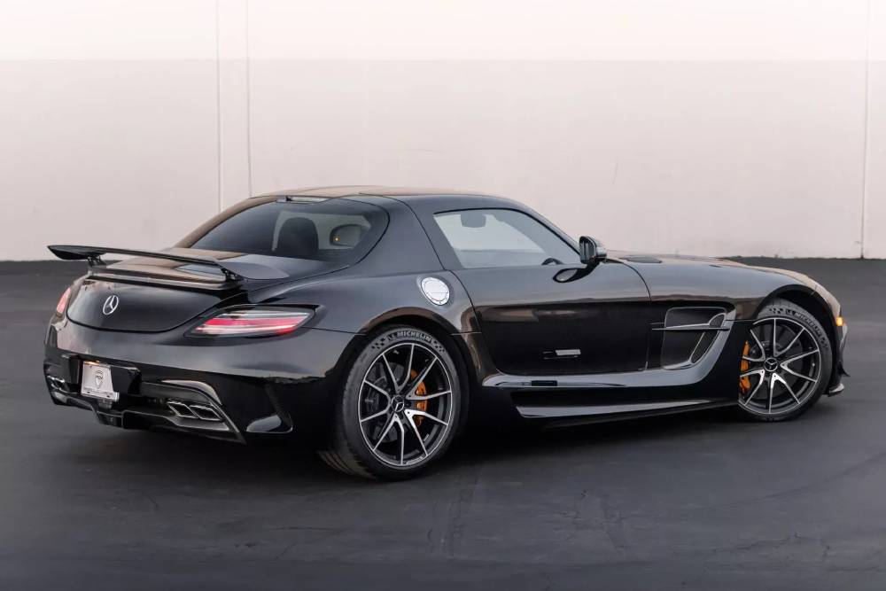 https://autogreeknews.gr/wp-content/uploads/2023/12/Mercedes-SLS-AMG-Black-2.jpg