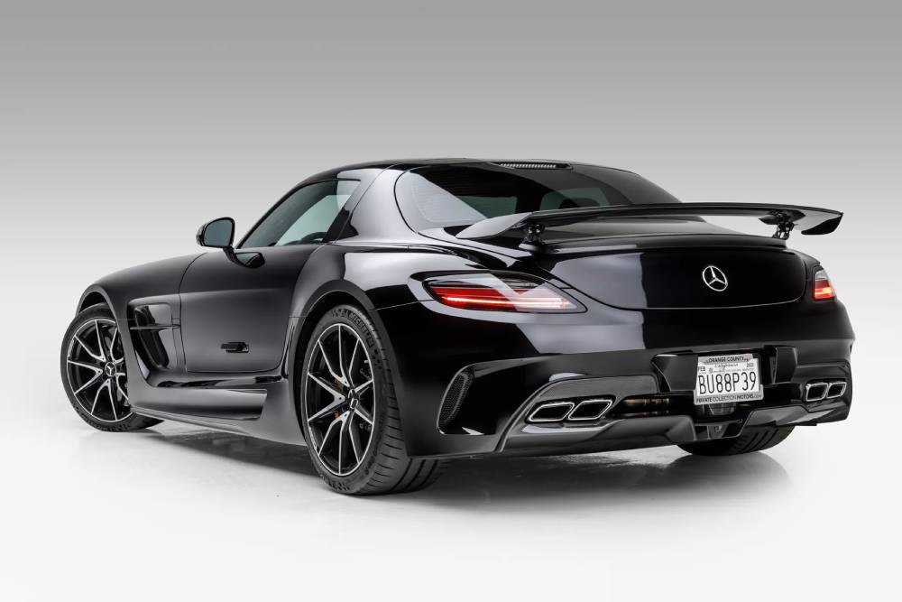 https://autogreeknews.gr/wp-content/uploads/2023/12/Mercedes-SLS-AMG-Black-5.jpg