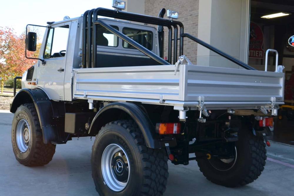 https://autogreeknews.gr/wp-content/uploads/2023/12/arnold-schwarzenegger-mercedes-unimog-auction-2.jpg