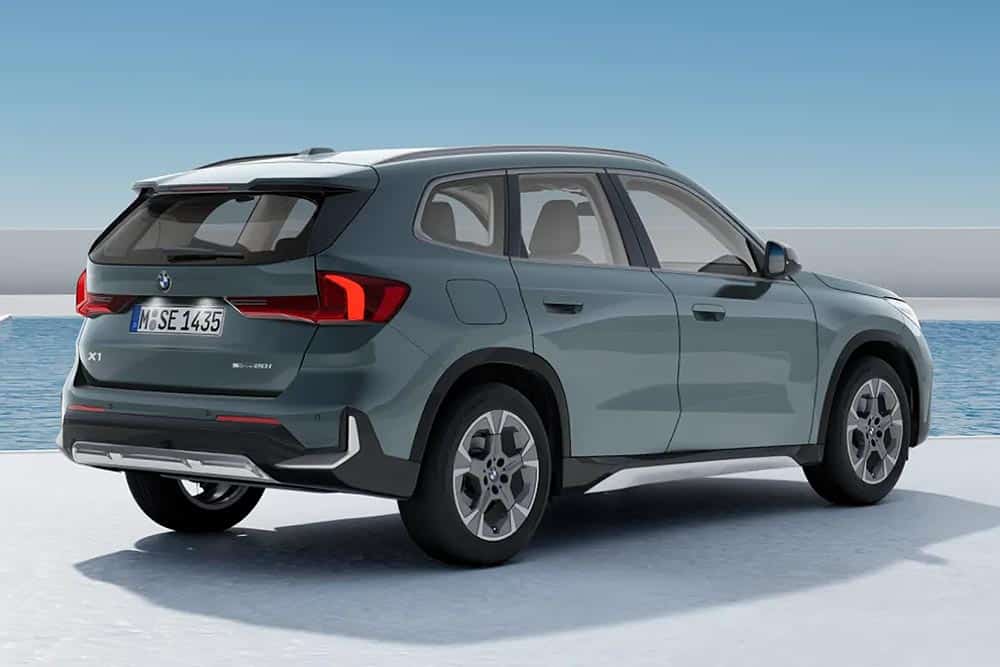 https://autogreeknews.gr/wp-content/uploads/2023/12/bmw-x1-sDrive20i-rear.jpg