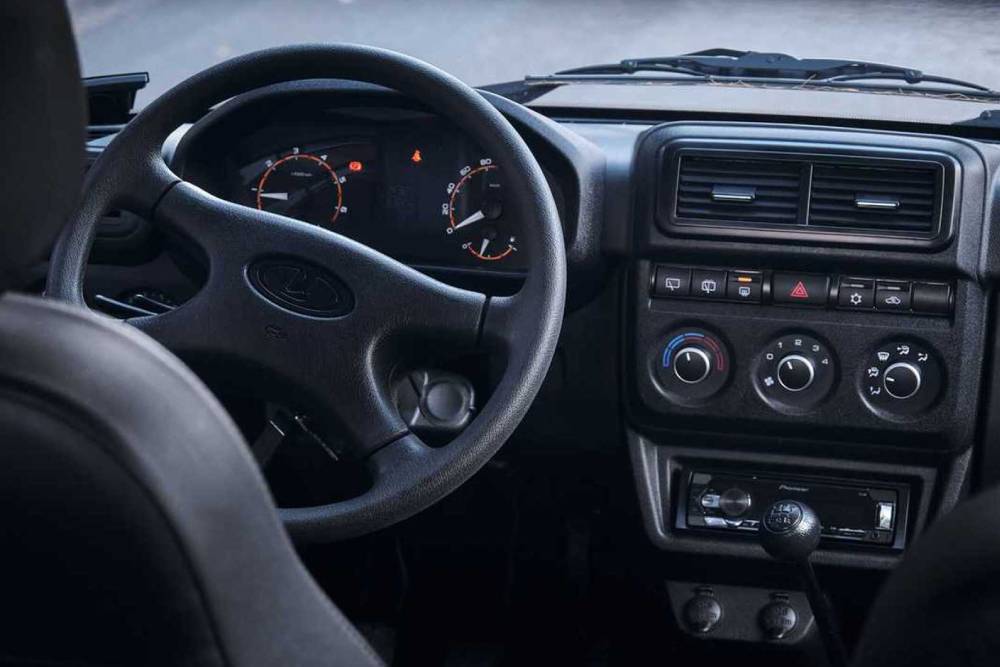 https://autogreeknews.gr/wp-content/uploads/2023/12/interer-lada-niva-legend-urban.jpg