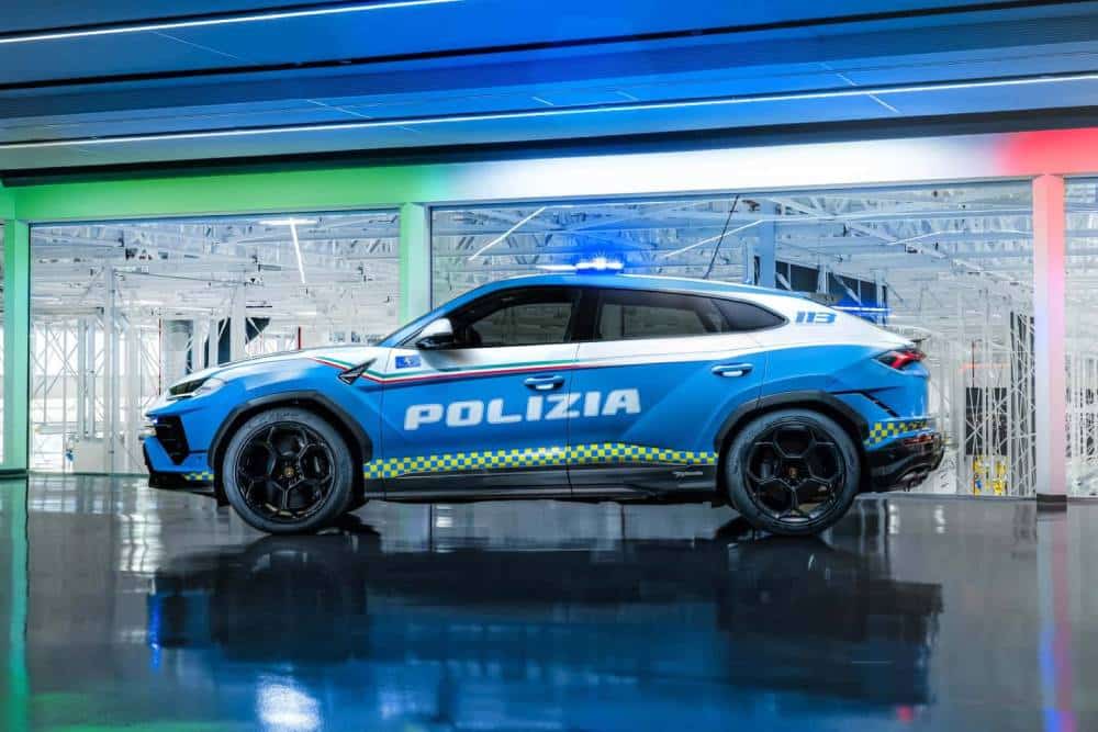 https://autogreeknews.gr/wp-content/uploads/2023/12/la-lamborghini-urus-performante-della-polizia-di-s-2.jpg