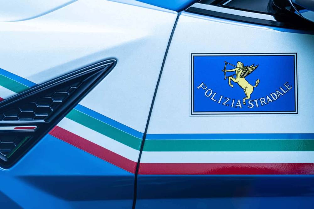 https://autogreeknews.gr/wp-content/uploads/2023/12/la-lamborghini-urus-performante-della-polizia-di-s-6.jpg