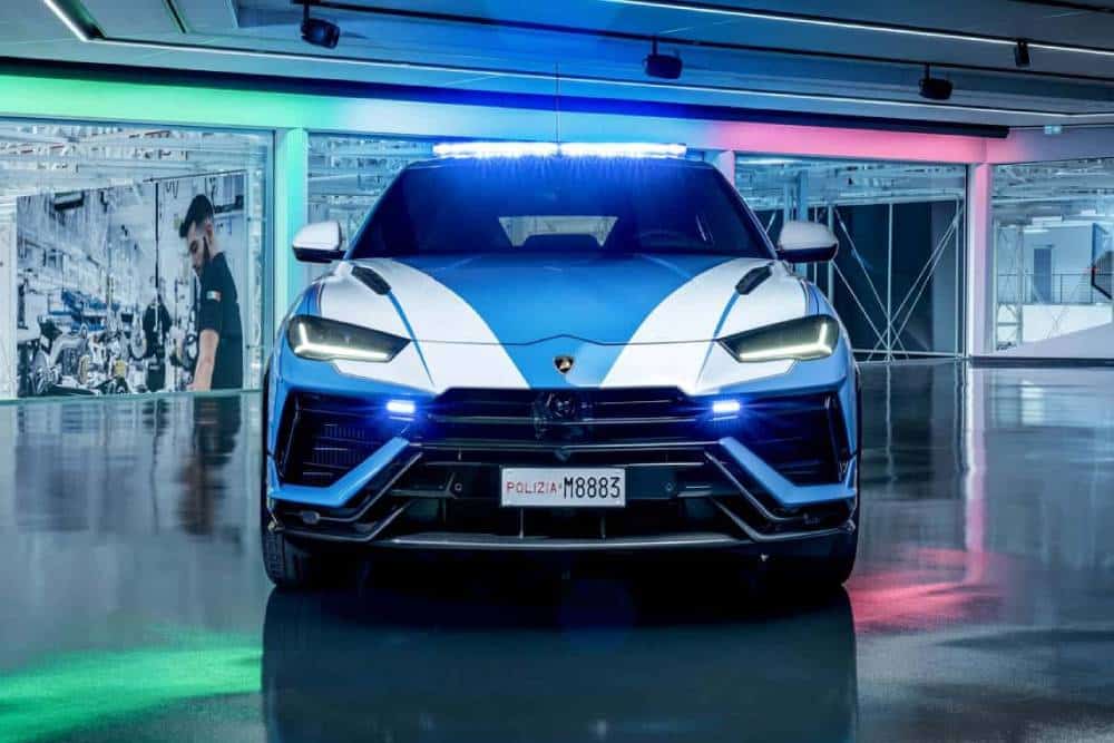 https://autogreeknews.gr/wp-content/uploads/2023/12/la-lamborghini-urus-performante-della-polizia-di-s.jpg