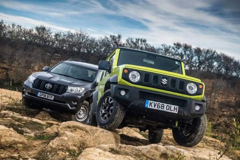 https://autogreeknews.gr/wp-content/uploads/2023/12/suzuki-jimny-toyota-land-cruiser-02.jpg
