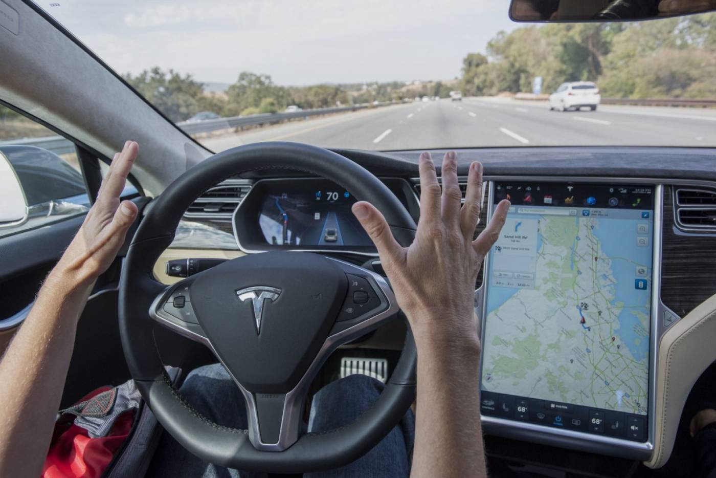 https://autogreeknews.gr/wp-content/uploads/2023/12/tesla-autopilot-03.jpg