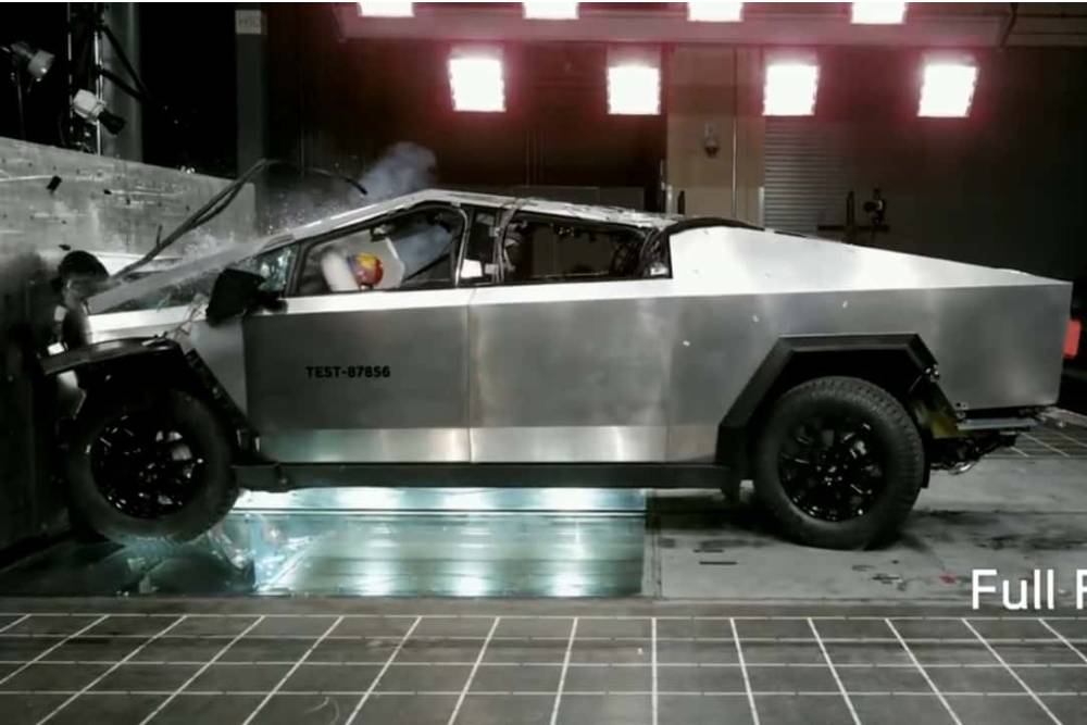 Τρέμουν το Tesla Cybertruck οι πεζοί (+video)