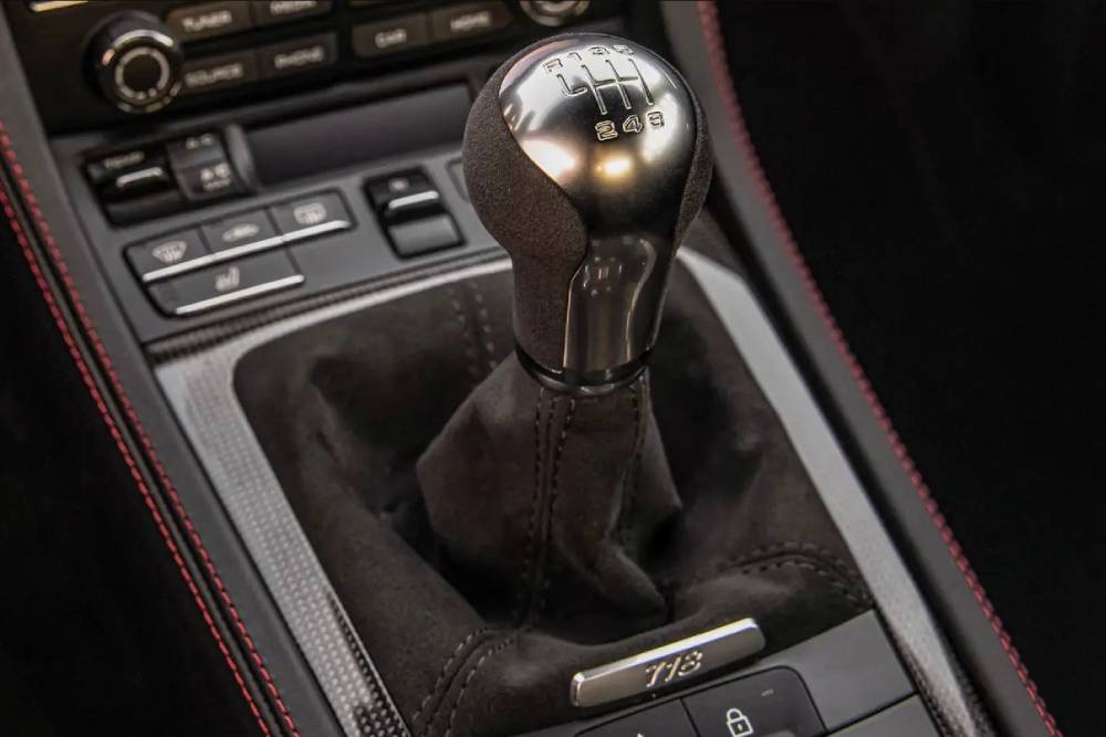 Δεν μπόρεσαν να κλέψουν Porsche λόγω χειροκίνητου!