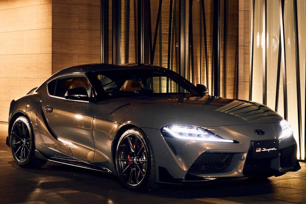 https://autogreeknews.gr/wp-content/uploads/2023/12/toyota-supra-generations-at-fuji-speedway-hotel-1.jpg