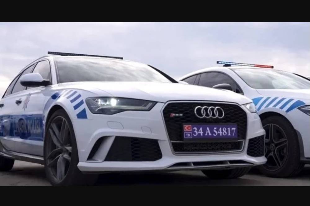 https://autogreeknews.gr/wp-content/uploads/2023/12/turkish-police-supercars-02.jpg