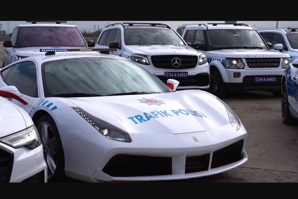 https://autogreeknews.gr/wp-content/uploads/2023/12/turkish-police-supercars-05.jpg